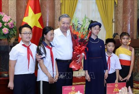 Anh-tin-bai